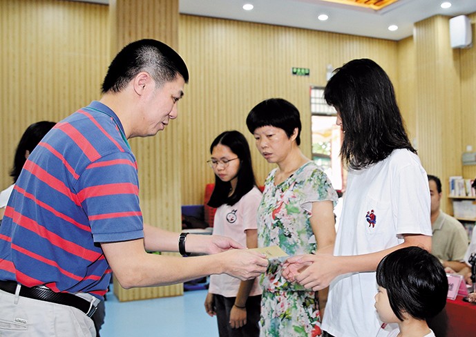 8月26日下午，我集团在桥头镇第三小学举行了2019年助学金发放仪式，21名桥头籍贫困家庭大学生获得资助。