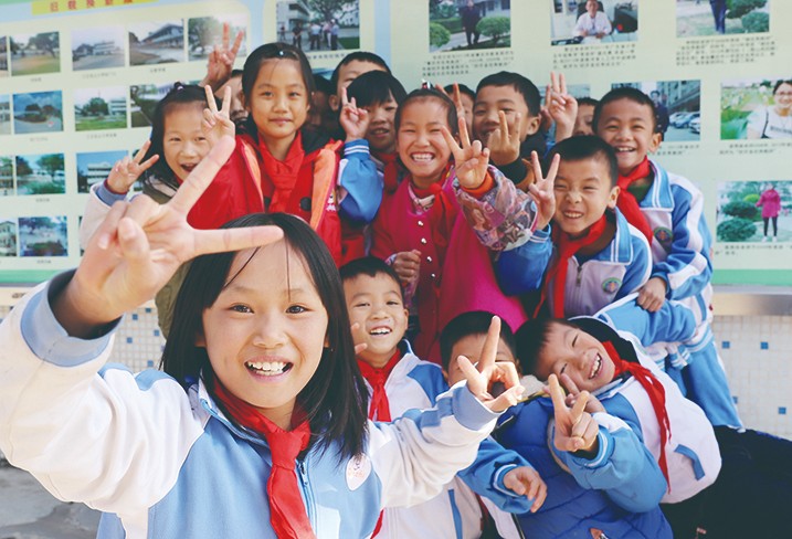 12月5日至16日、12日至13日，集团分别委派总裁办公室主任蒋永林及集团品牌管理部总经理李启清，会同广东省教育基金会许怀升秘书长、副秘书长雷国增等相关领导，一起前往我集团捐建的学校，为优秀师生和家庭