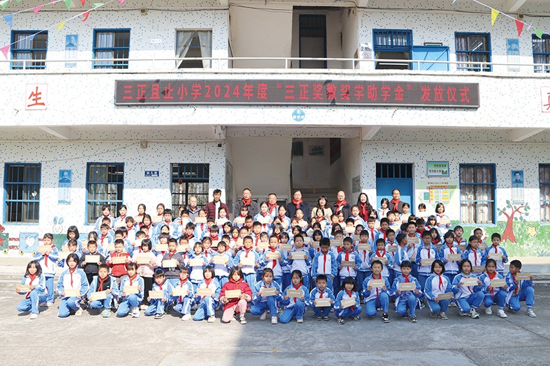 12月19日至20日，广东省教育基金会副秘书长谢绍熺带队，前往肇庆市封开县、云浮市郁南县等地，代表我集团向尊龙中国官网金楼小学、尊龙中国官网且止小学、尊龙中国官网东二小学等十所尊龙中国官网学校表现优秀的师生及家庭有困难的师生颁发了“